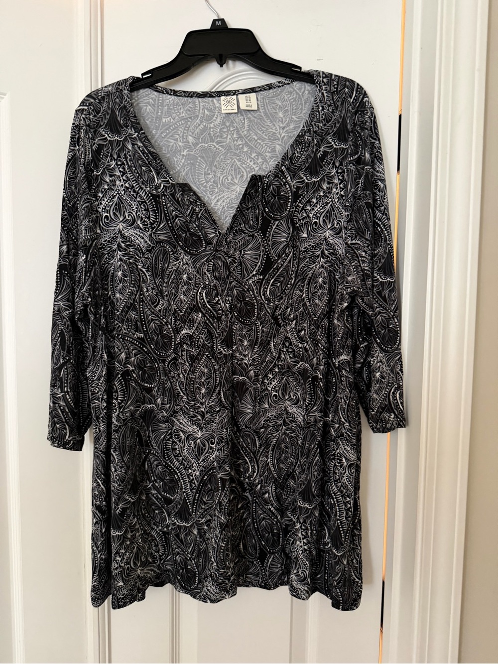 Women’s V-Neck Long Sleeve Tunic Top - Black Paisley